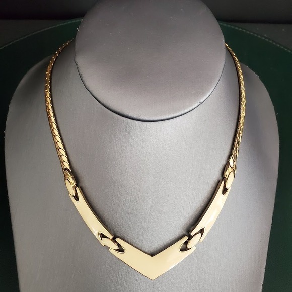 Vintage MONET Gold Tone & Cream Enamel Pendant Chain Choker Necklace 1960's - Picture 1 of 8